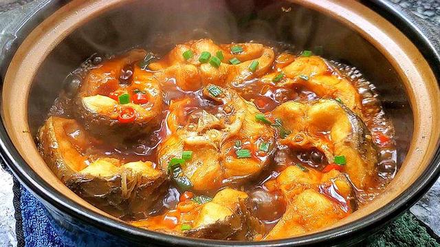 家庭炖鱼做法，烧鱼的做法和配料（鱼肉鲜嫩解馋无腥味）