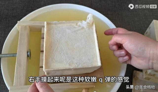 在家如何自制豆腐，把白醋倒入黄豆里