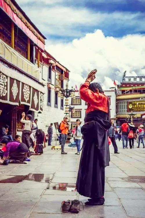 有什么成语描写赞美拉萨的天空，形容拉萨的天空的词语（天上西藏大美于行）