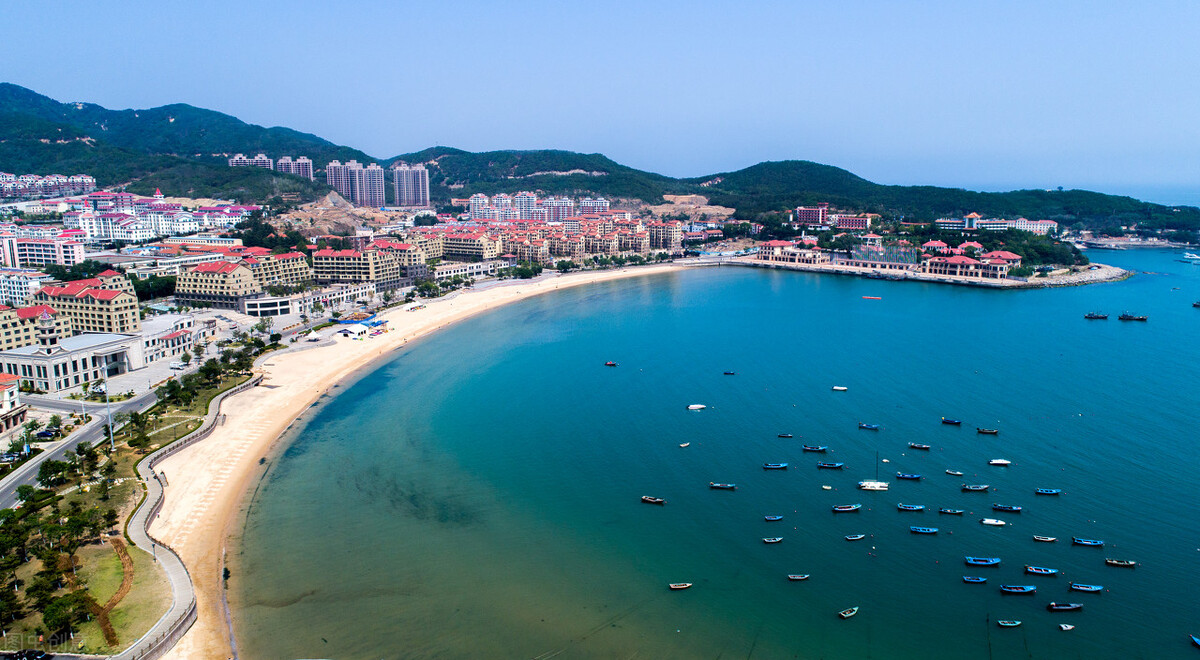 威海三面环海,这里有山东沿海最美的海岸线和最干净的海水质量,有人