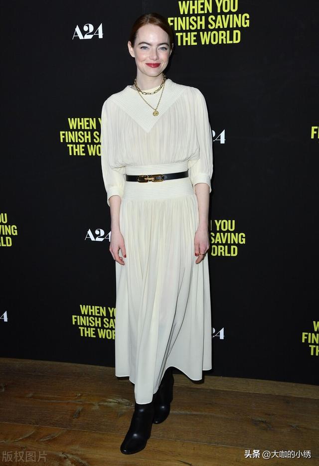 黑色连衣裙搭配什么鞋子，黑色连衣裙搭配什么鞋子好看（石头姐艾玛-斯通身穿米白色雪纺连衣裙+黑色靴子+腰带简约大气）