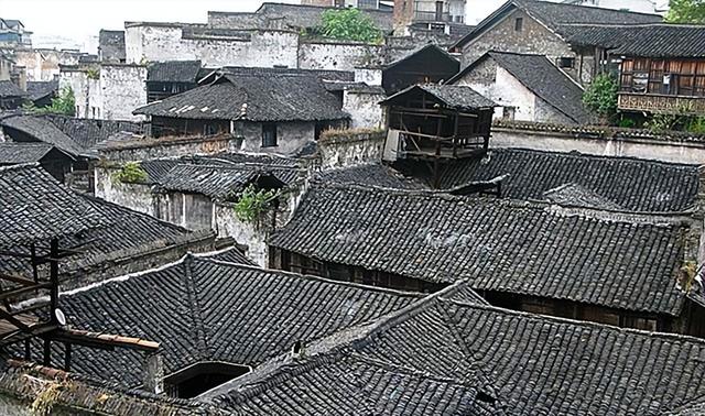 乔家大院在哪，乔家大院在哪里拍摄的（被摘牌后的乔家大院）