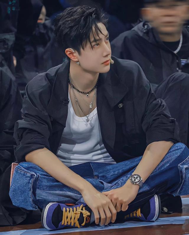 男星女装造型有多美，王一博《街舞5》穿女装