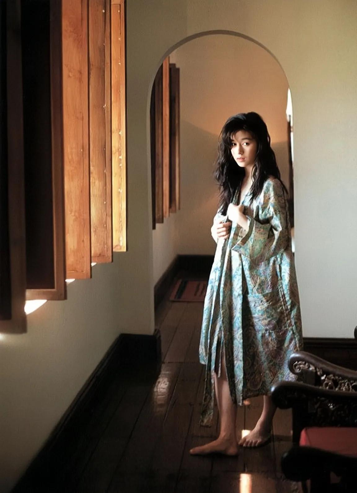 青山知可子:两部爱情片,即可奠定纯欲天花板的地位