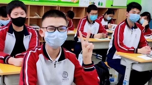 适合初中生的发型男，初中生发型男（初中生的“标准发型”已出炉）