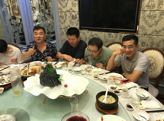 小辈给长辈敬酒词，小辈给长辈敬酒词简短2021（别支支吾吾地傻站着）