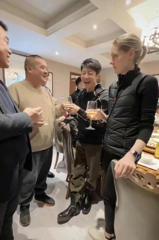 撒贝宁现在婚姻情况，外国洋娇妻温柔可爱