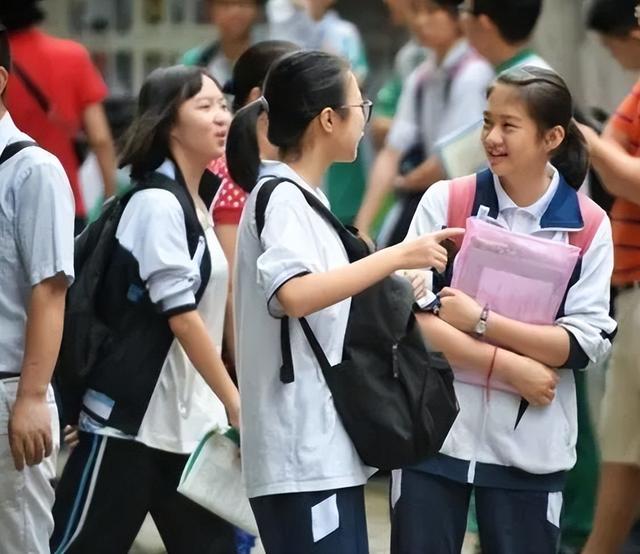 适合初中生的发型男，初中生发型男（初中生的“标准发型”已出炉）