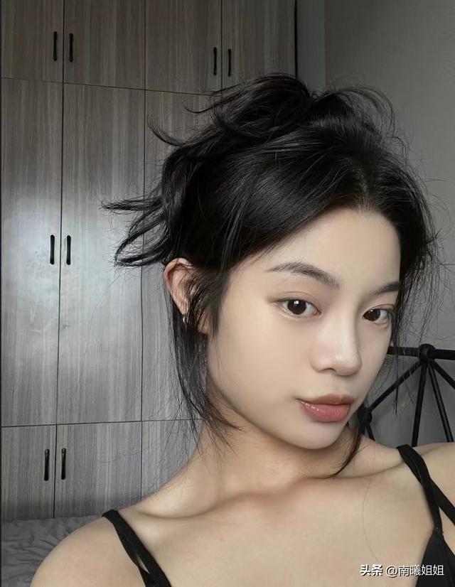 长发怎么扎好看，长直发怎么扎发型好看（今年流行这3种“高颅顶扎发”）