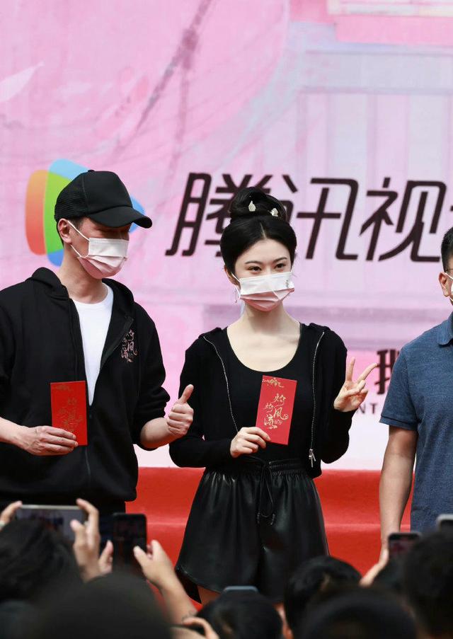 冯绍峰近照中年发福，与景甜同框身材反差大