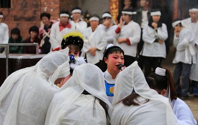 为什么埋葬逝者，抬的棺木中间不能落地，为什么埋葬逝者（为什么下葬途中棺材不能落地）