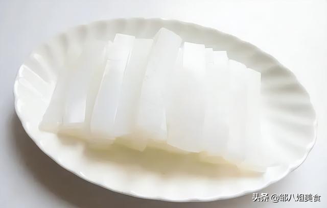 白凉粉是什么，白凉粉是什么原料做的有毒吗（一碗淀粉六碗水）