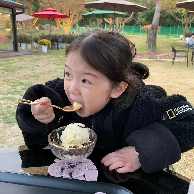 网红头像卡通可爱 美食妹妹，网红头像卡通可爱图片微信（吃东西头像）