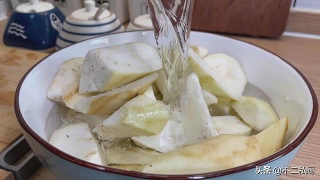 红烧茄子最简单的做法，红烧茄子的做法（为什么饭店里的红烧茄子那么好吃）