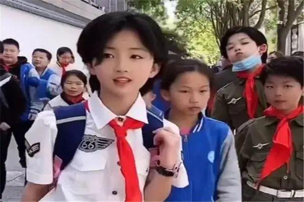 中国颜值最高的小女孩，中国最漂亮小女孩是谁（西安小女孩撞脸多位明星）