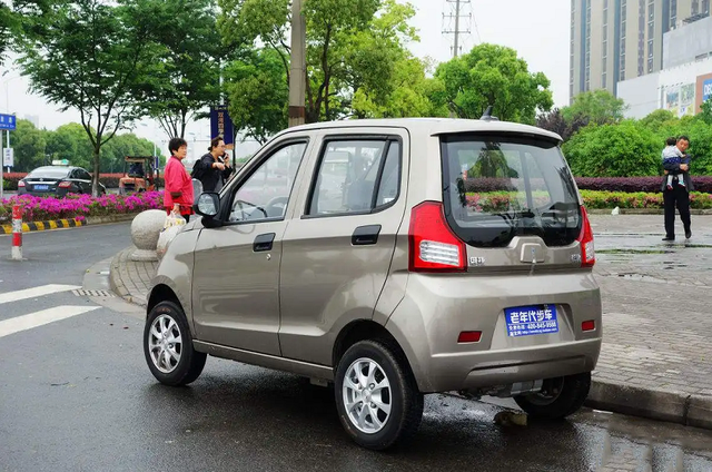 老年代步车需要驾照吗，开老年代步车需要考驾照吗（老年人驾驶老年代步车上路要驾照吗）