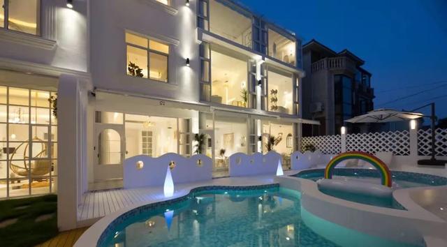 好听的房间名，好听的房间名字唯美（地中海风白房子落地窗……在浦东“圣托里尼”邂逅蓝白Dream）