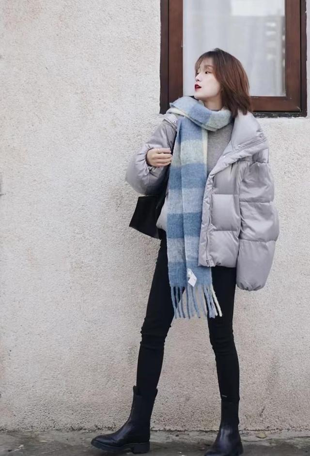 穿什么颜色的衣服最显白，穿衣服显白的几种颜色（今年羽绒服别穿黑色了）