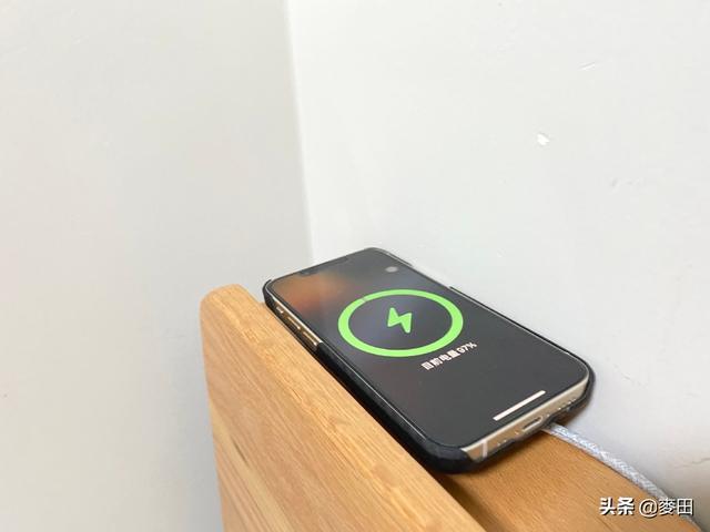 苹果手机无线充电，苹果x怎么无线充电（iPhone13）