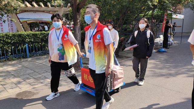 河南水利与环境职业学院，2021级河南水利与环境职业学院新生开学时间和入学指南及入学军训考试（河南水利与环境职业学院7000余名小萌新来啦）