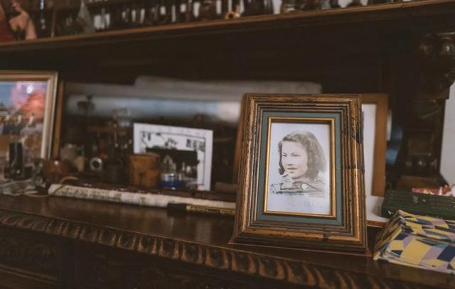 名人笑对挫折的事例简述，名人挫折的简短小故事50字左右（黄永玉：人只要笑，就没有输）