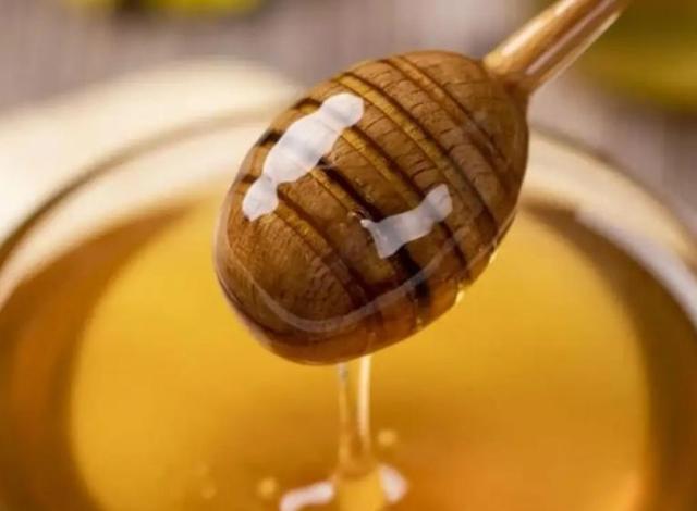 蜂蜜的功效与主治功能，蜂蜜水的正确喝法及最佳时间（医生：常喝“蜂蜜水”）