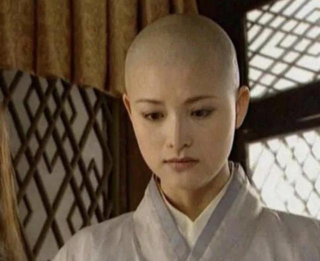 秃头留什么发型，秃头留什么发型好（同样是光头造型）