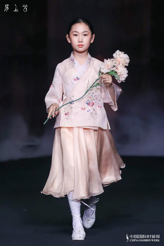 肩上的云歌词，肩上云系列在2023秋冬中国国际时装首秀