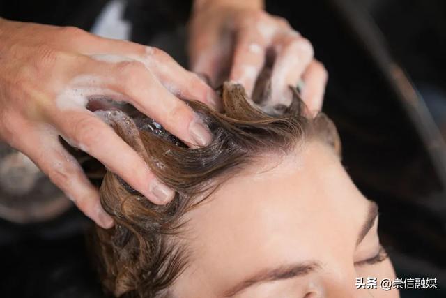 植物染发剂真的无害吗，头发白了有什么办法才能变黑35岁（染发致癌？还脱发？这不是传说）