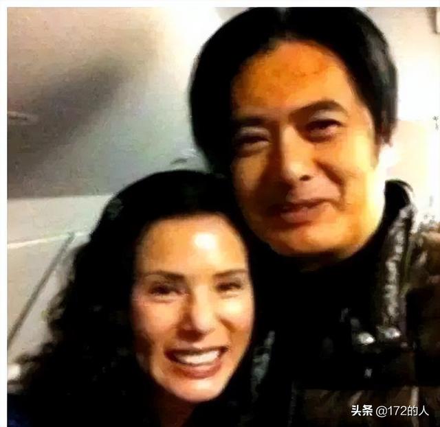 55岁李若彤一生3段爱情，被大20岁男友PUA情感十年，最大遗憾无子