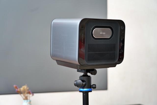 知麻投影z1mini，或许是最适合小青年的千元智能投影仪