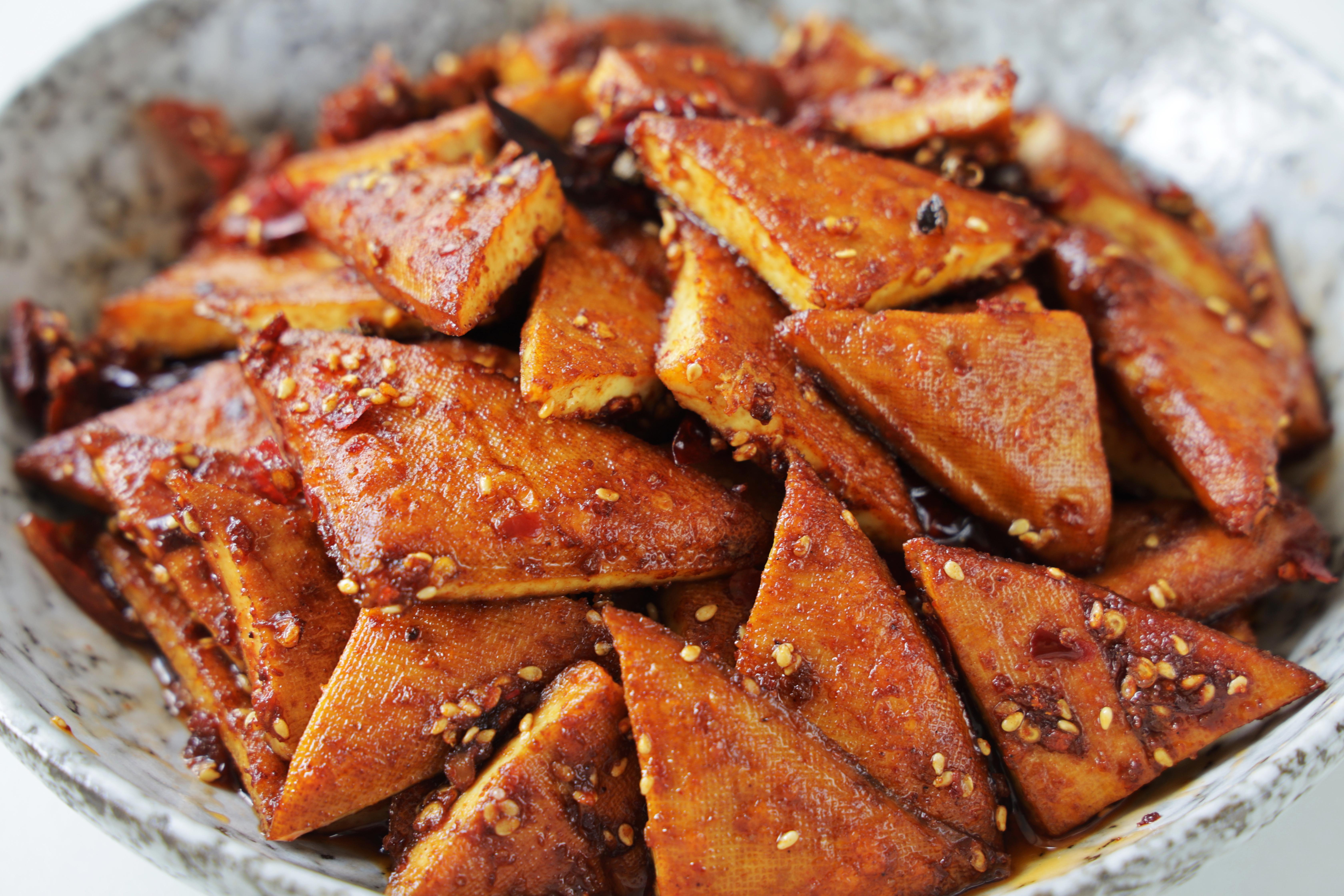 豆干当追属于非常解馋的非常家常美味,偶尔拿来当解馋小零食也是开胃