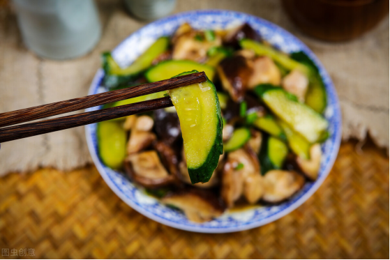 黄瓜炒肉怎么做，肉片炒黄瓜怎么做好吃（技巧和秘诀都教给你）