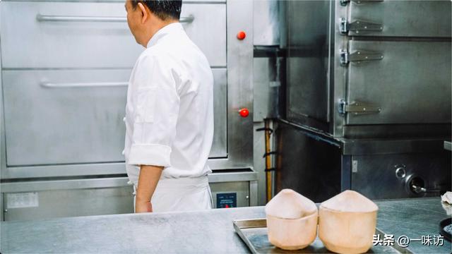 椰青怎么吃，椰子怎么吃?怎么打开?视频（香港超流行椰青炖鲍鱼汤做法）