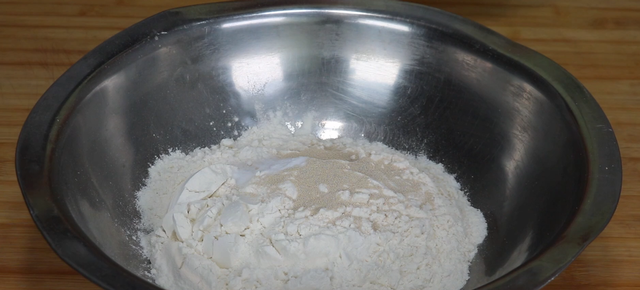 放了酵母还放小苏打吗，蒸馒头放了酵母还要放小苏打吗（一个小妙招轻松解决）