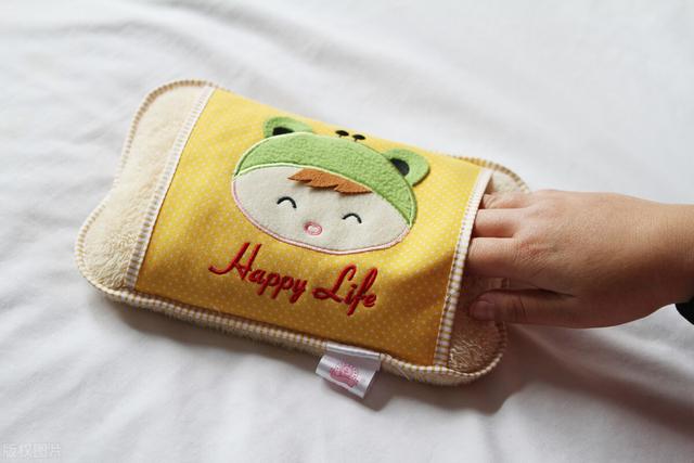 暖手宝里面是什么，充电暖手宝里面的液体是什么（暖手宝里面的液体是什么）