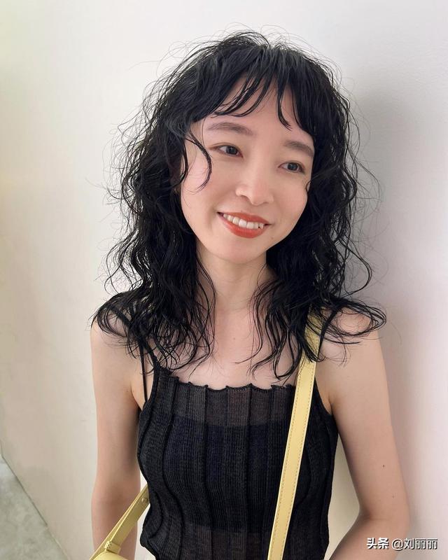 女生短发发型大全，女生短发发型大全图片（推边短发卷卷烫发全都有）