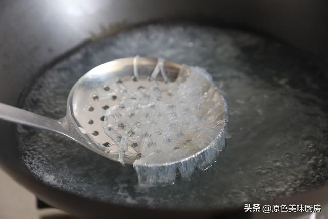 龙口粉丝怎么泡，龙口粉丝要泡过再煮吗（分享一道简单菜）