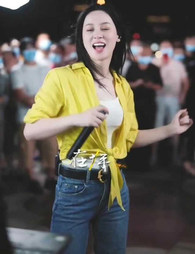 唐艺如今那么火,离不开她从小练就的演唱能力,歌手出身的她很多时候