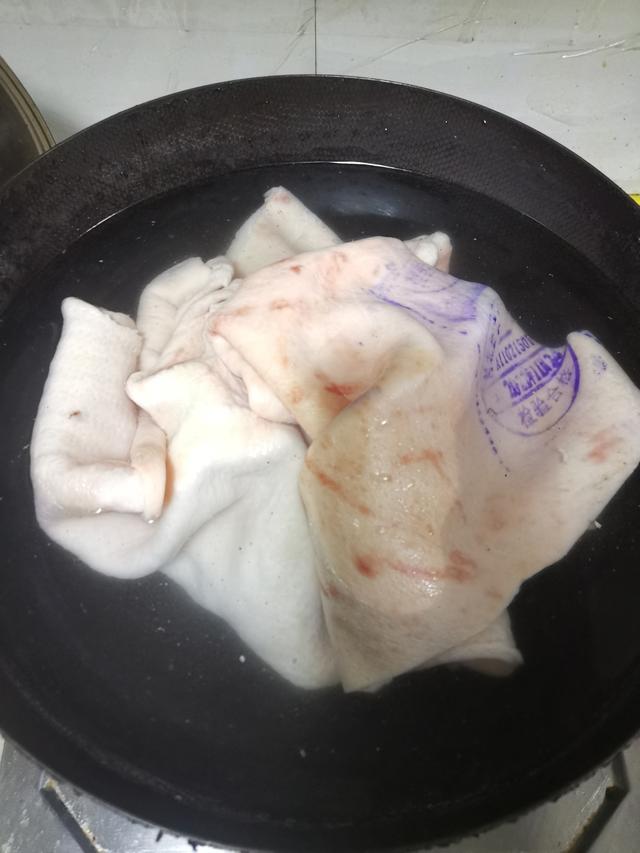制作肉皮冻方法，肉皮冻最正宗的做法和步骤（猪皮冻家常做法）