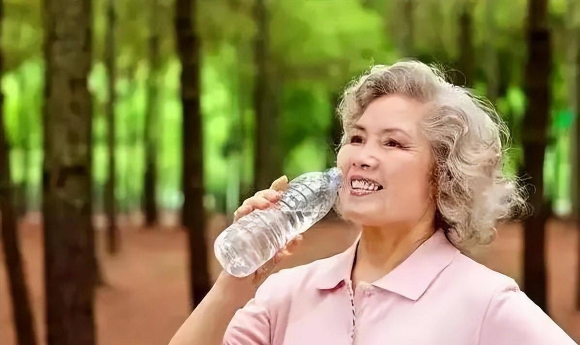 晨起一杯水的作用(早上喝水有什么好处) - 行就行