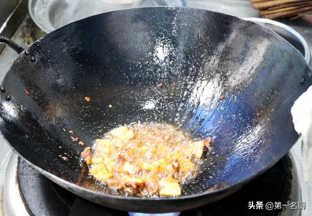 东北砂锅炖豆腐，天冷不懂吃砂锅可惜了