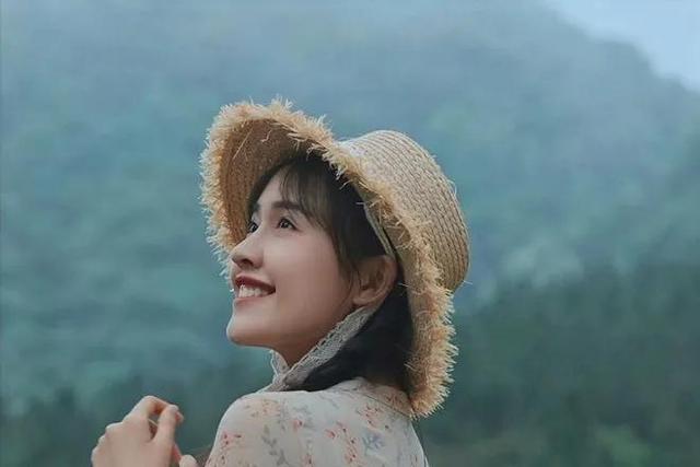 怎么形容一个女人优秀的句子，夸女人优秀的句子（让张含韵感动到落泪的女子）