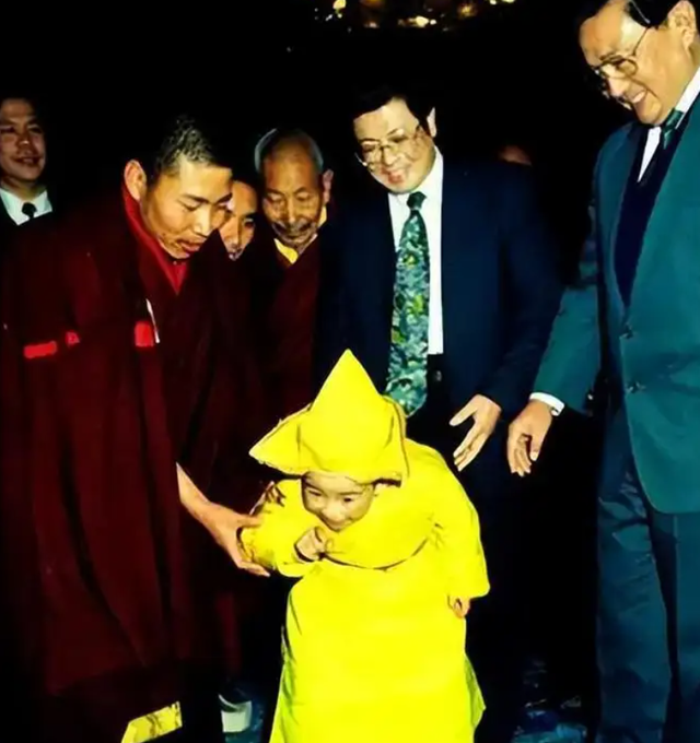 金瓶掣签怎么选灵童，什么是金瓶挚签（西藏6岁男孩被认定为转世灵童）