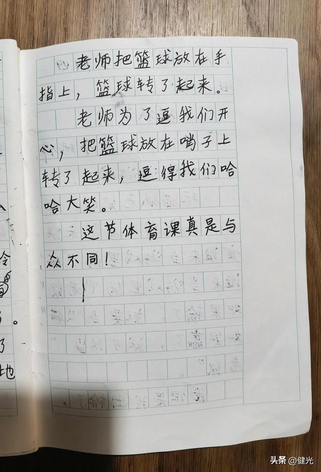 人物动作描写精彩片段300字，动作描写摘抄大全300字（引导孩子动作描写）