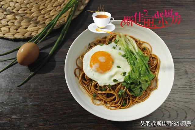 荷包蛋挂面怎么煮，面条煮荷包蛋的做法（早餐最爱这碗面）