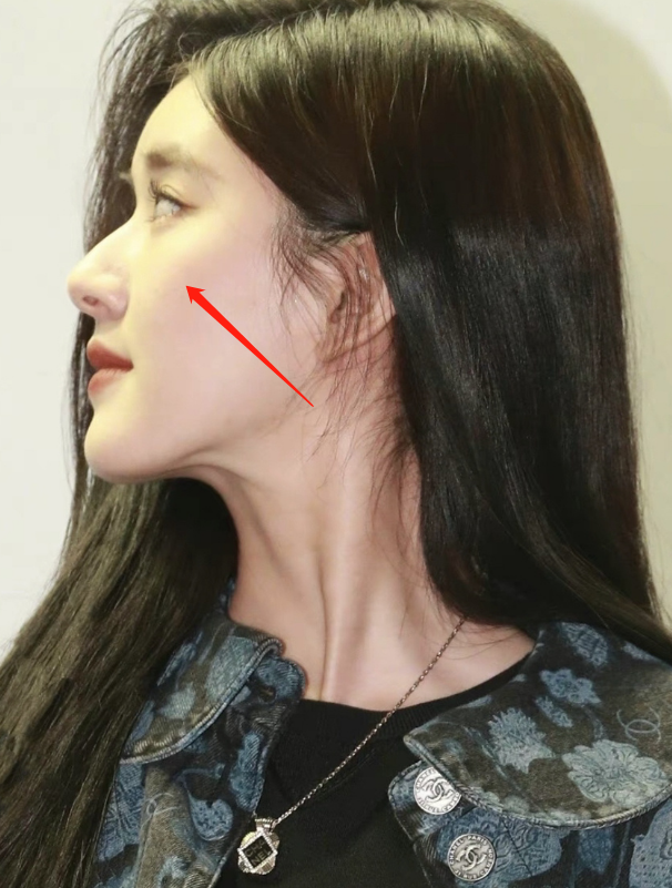 鞠婧祎花戎最新路透，鞠婧祎路透照：高鼻子大粗眉