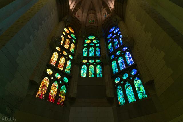 西班牙巴塞罗那，西班牙首都哪马德里还是巴塞罗那（巴塞罗那的高迪建筑历史文化、简介）