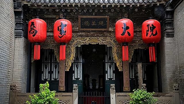 乔家大院在哪，乔家大院在哪里拍摄的（被摘牌后的乔家大院）