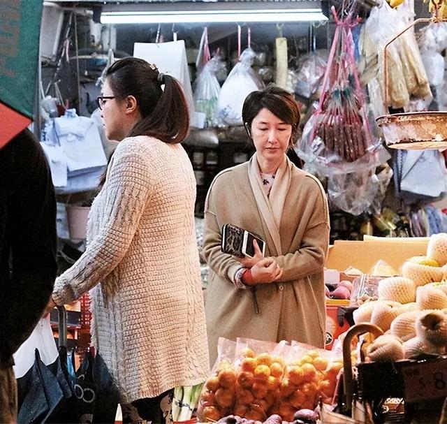 女生穿白色的袜子，为什么女生穿白色袜子不脏（关咏荷坐豪车里被拍）